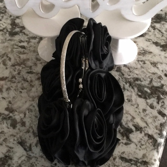 Cute Evening purse w/black satin rosettes🌹likenew - Picture 2 of 6